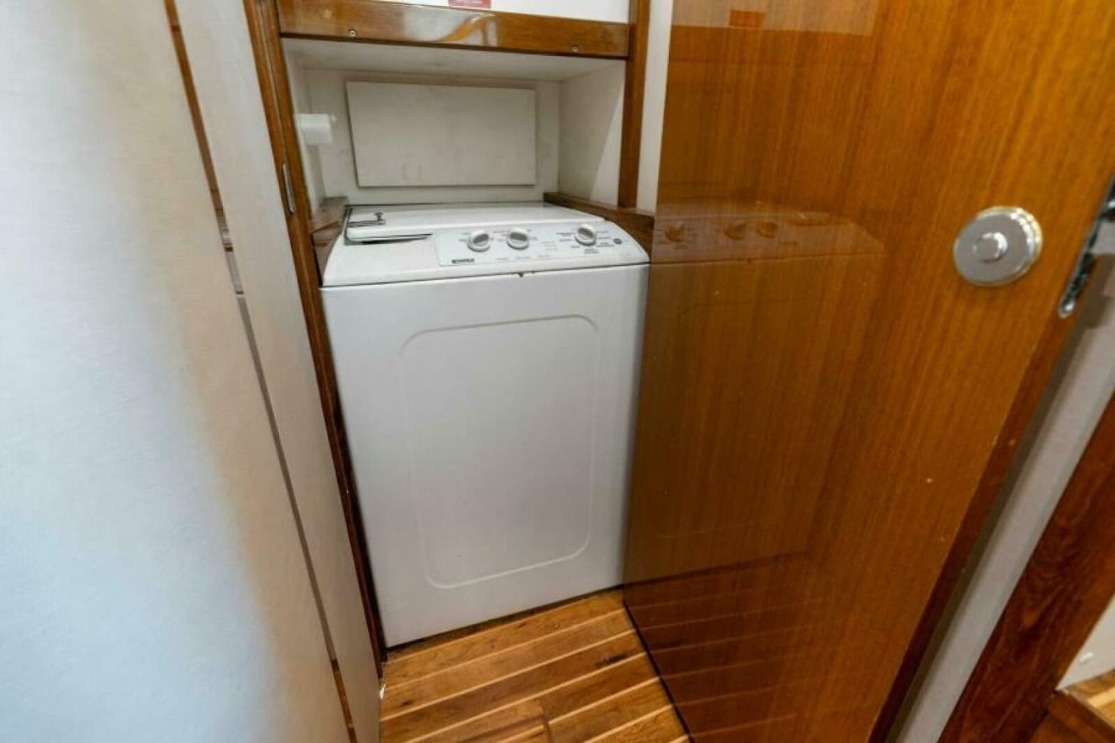 2003 Viking 48 Convertible - Photo 59