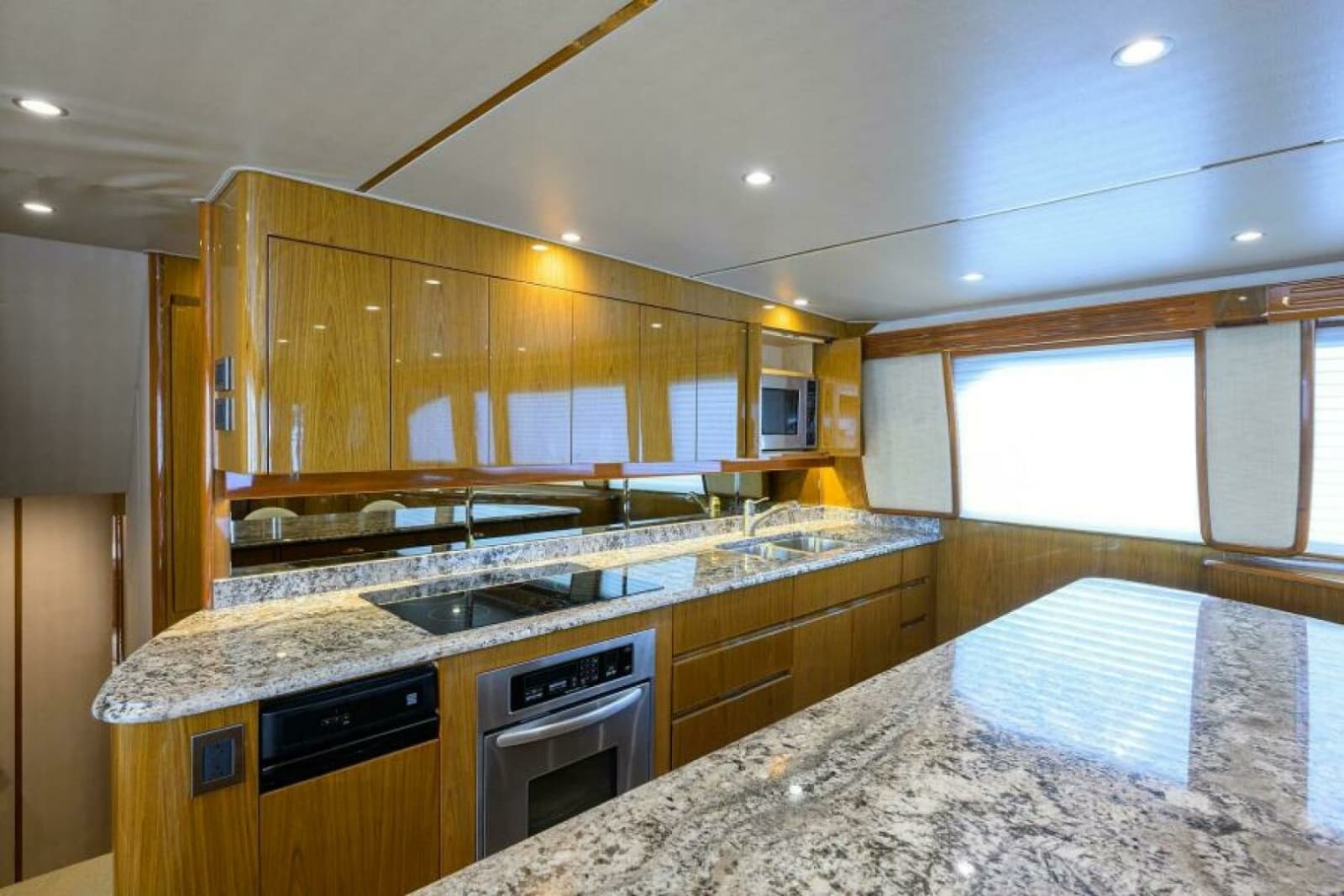 2013 Viking 82 Convertible - Photo 7