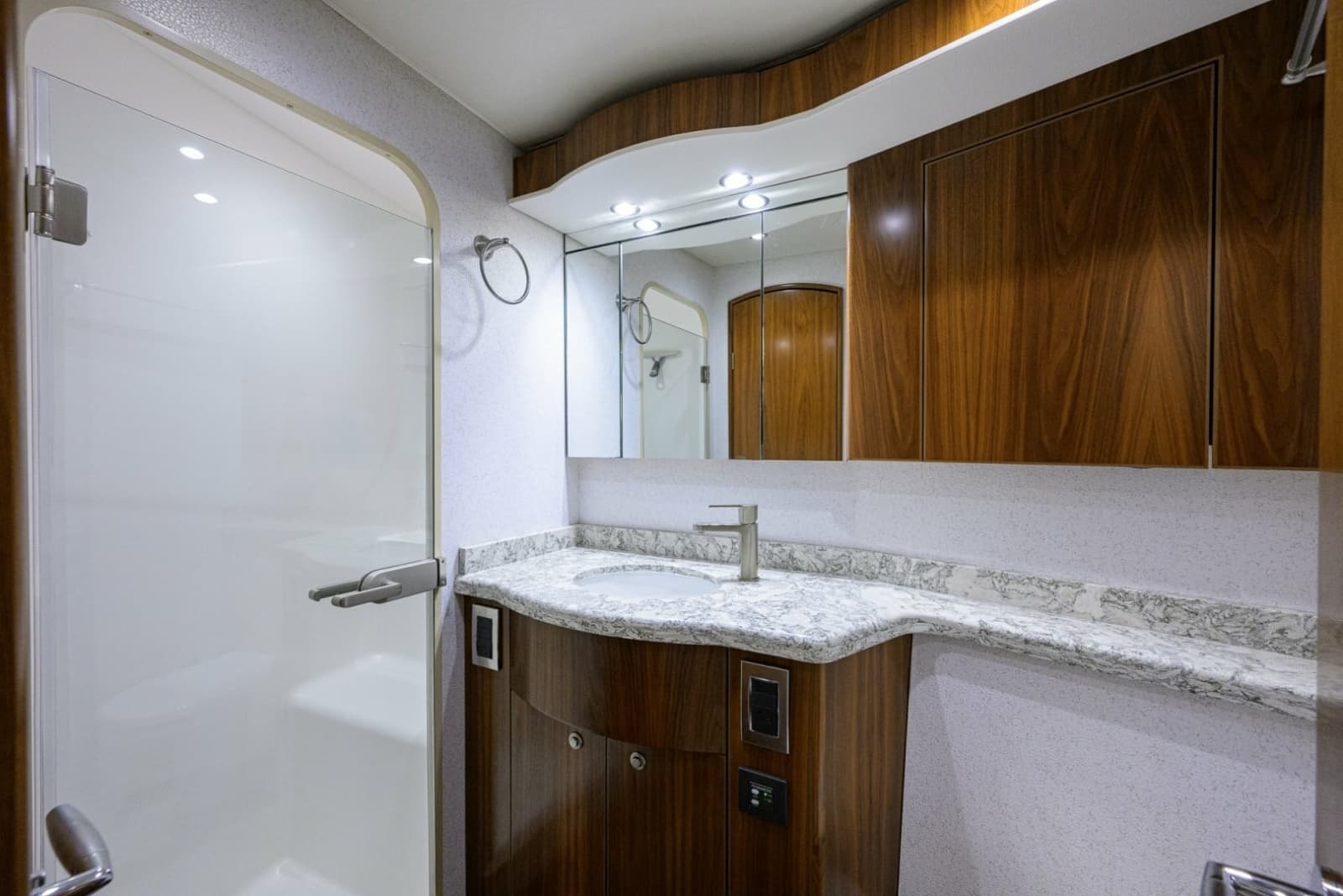 2021 Viking 58 Convertible - Photo 15