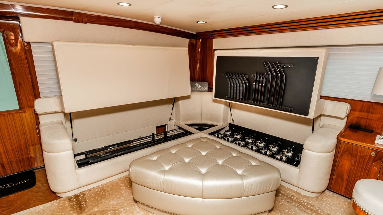 2019 Viking 80 Skybridge - Photo 10