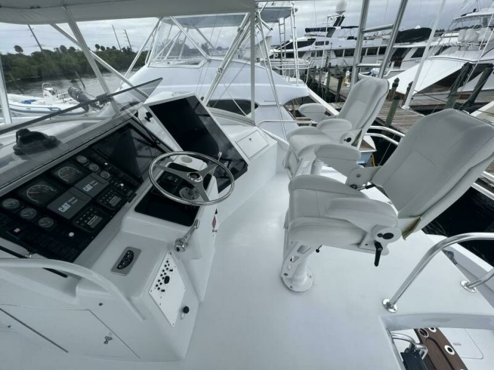 1999 Hatteras 60 Convertible - Photo 18
