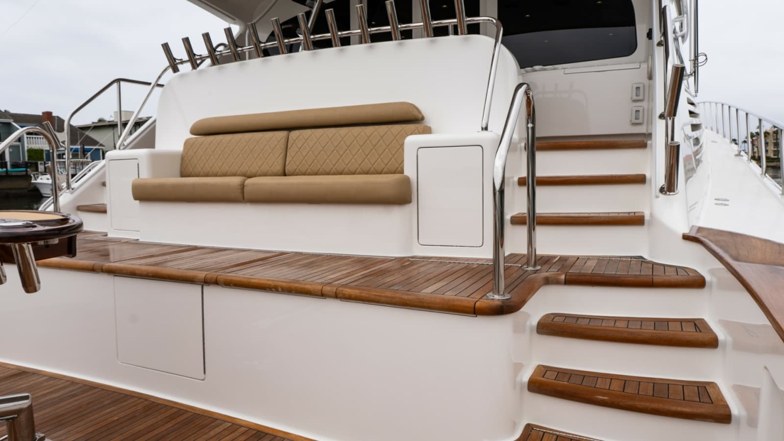 2020 Viking 92 Skybridge - Photo 61