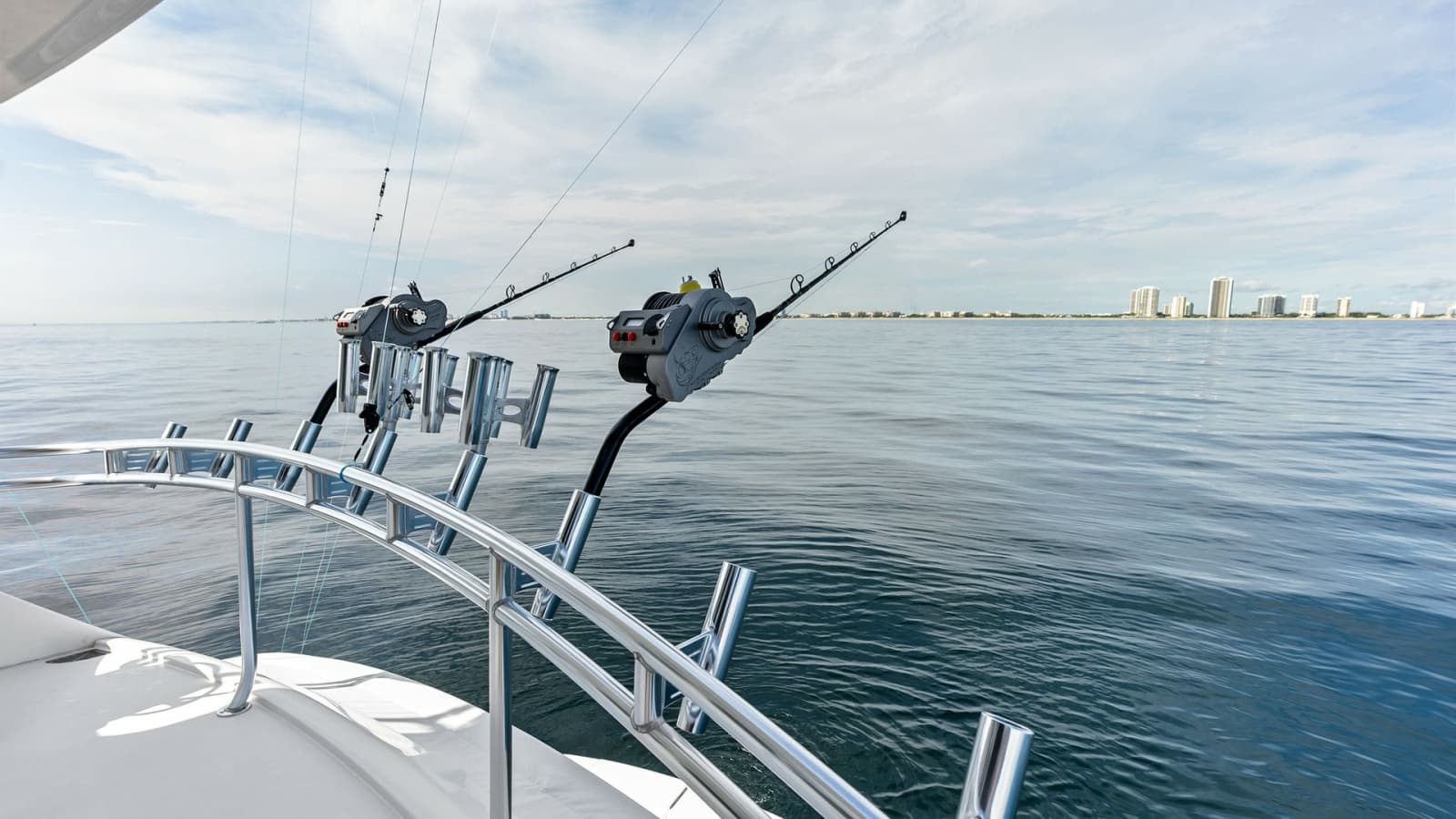 2017 Viking 80 Convertible - Photo 51