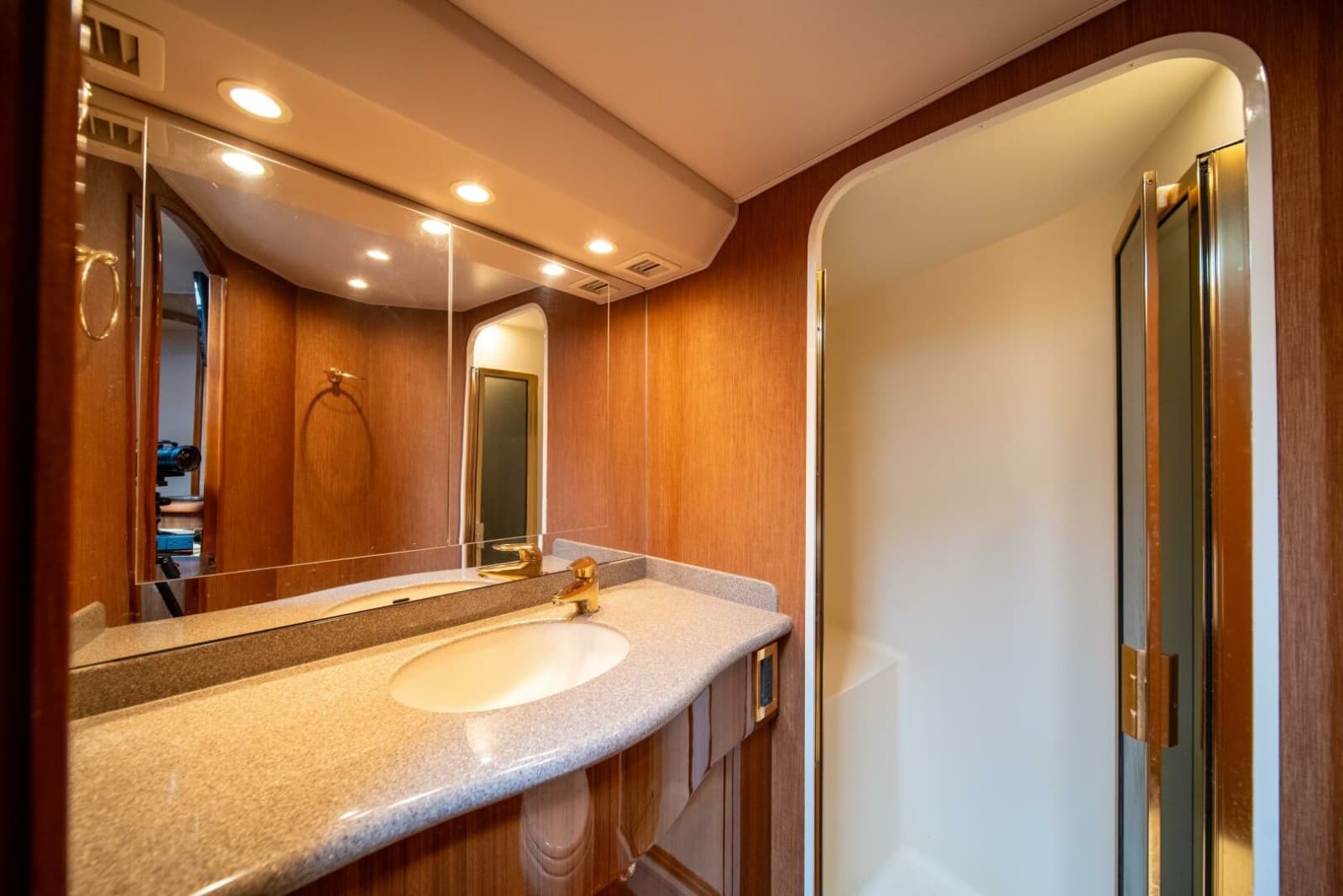 2006 Viking 52 Convertible - Photo 25