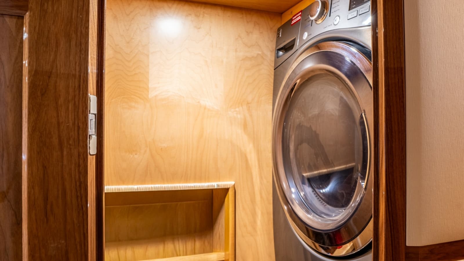 2020 Viking 92 Skybridge - Photo 33