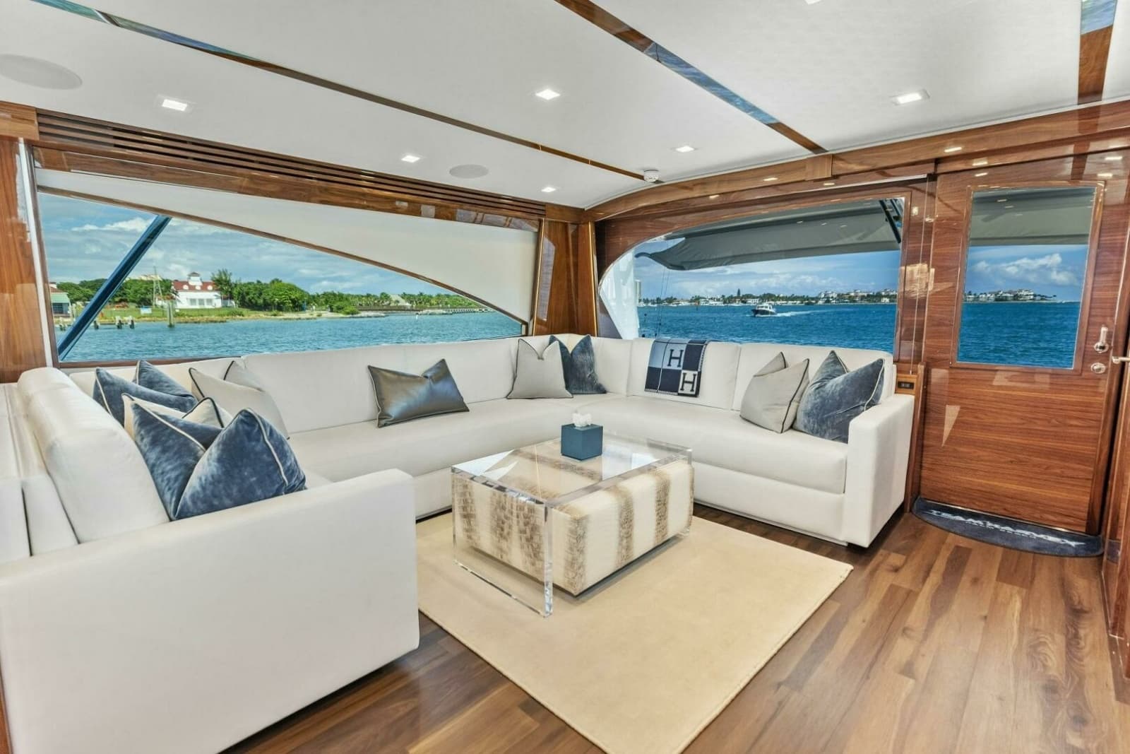 2026 Viking 82 Convertible - Photo 11
