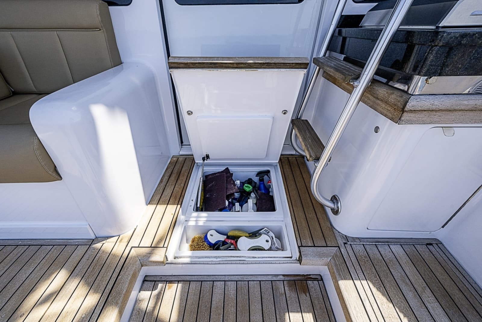 2002 Viking 52 Convertible - Photo 33