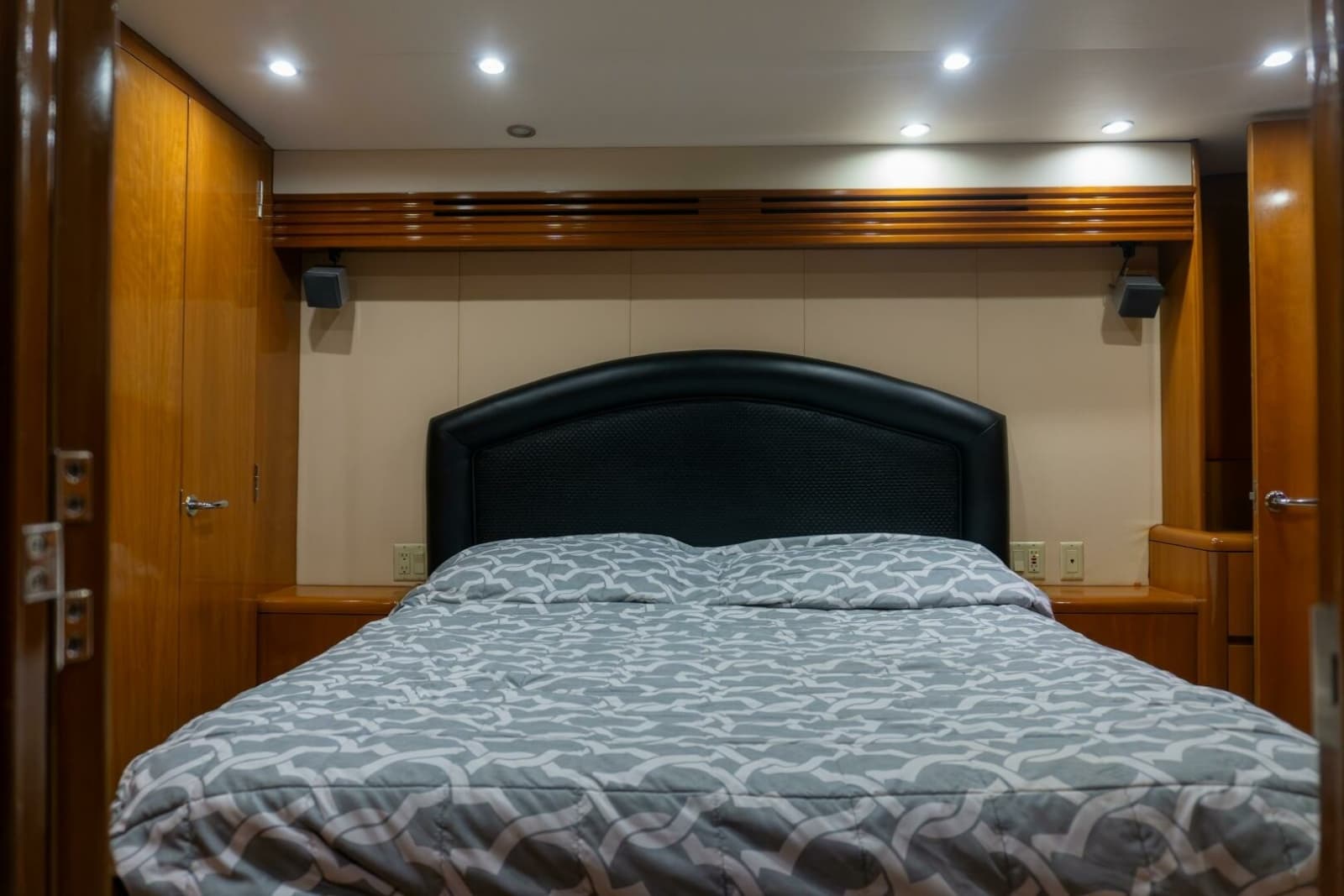 2001 Hatteras 60 Convertible - Photo 22