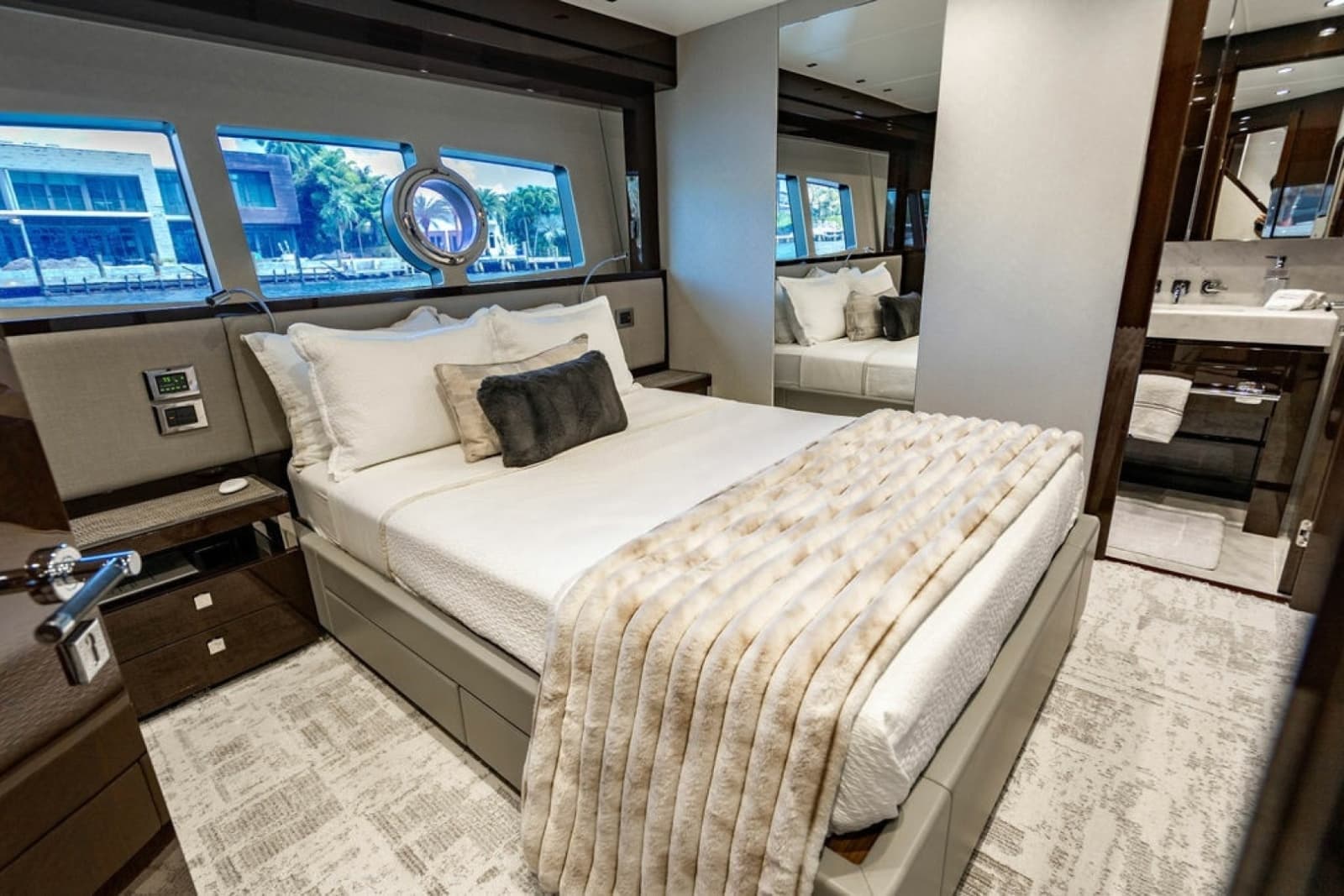 2019 Sunseeker 95 Motor Yacht - Photo 62