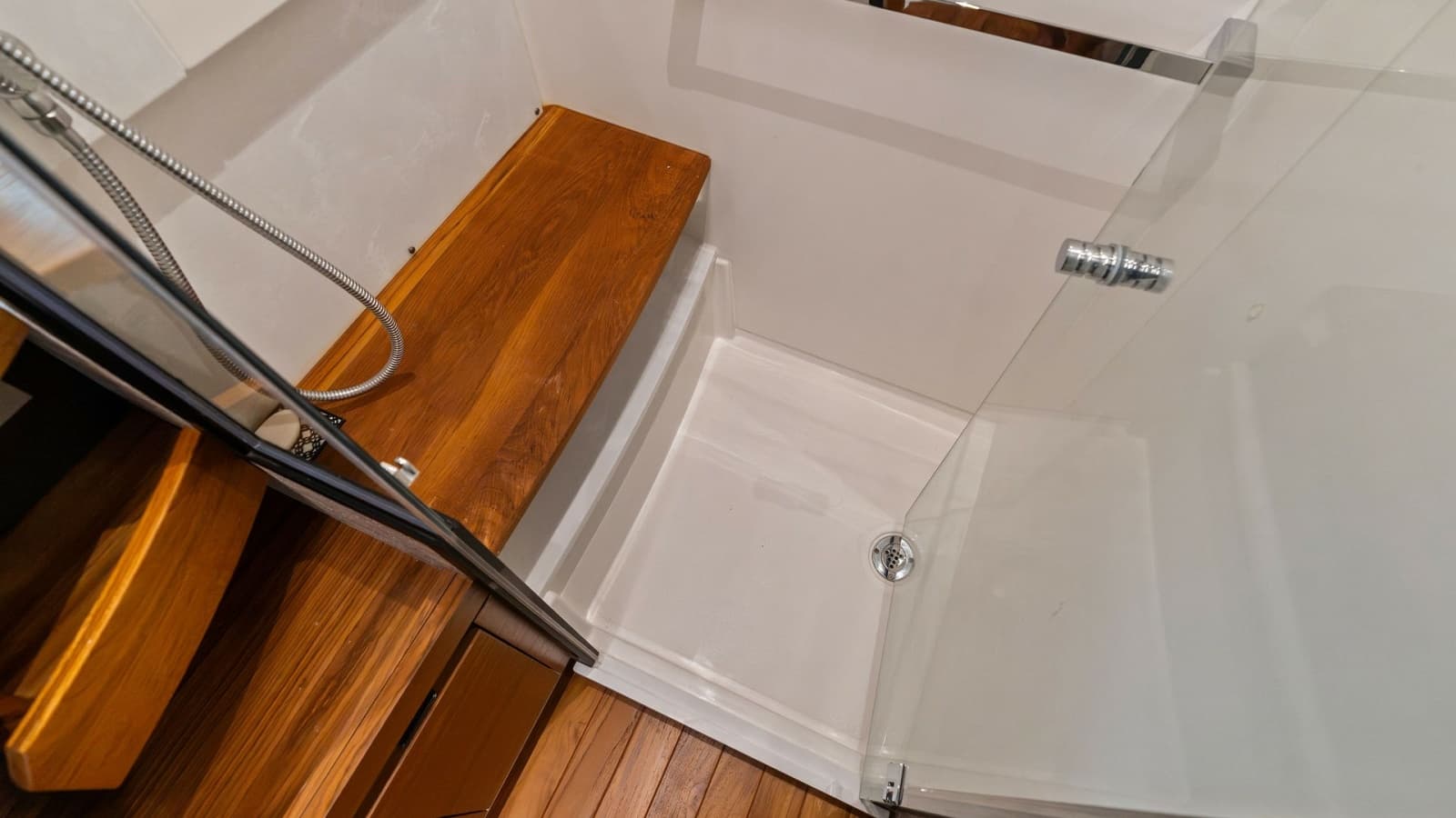 2025 Tiara Yachts 48LE - Photo 65