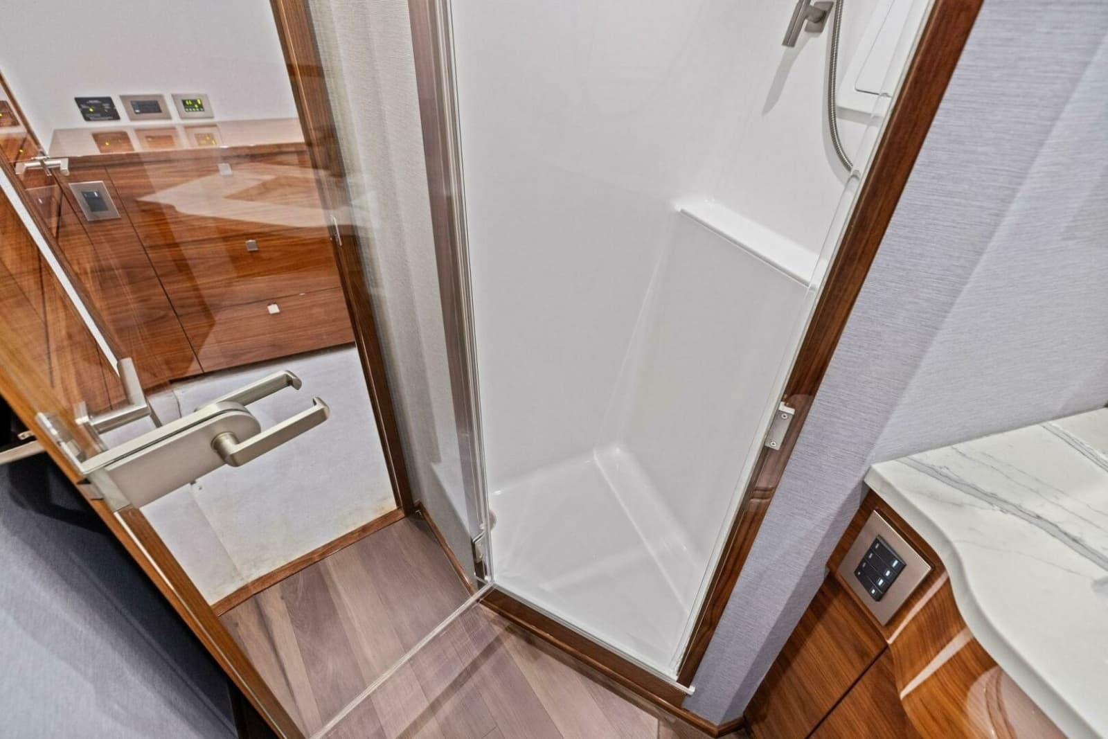 2026 Viking 82 Convertible - Photo 143