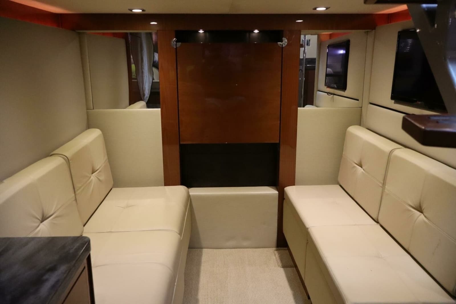 2015 Sea Ray 410 Sundancer - Photo 9