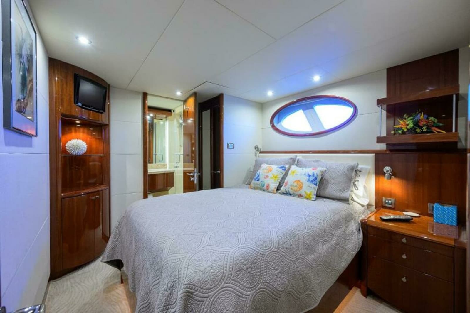 2007 Lazzara Yachts 80 Enclosed - Photo 31