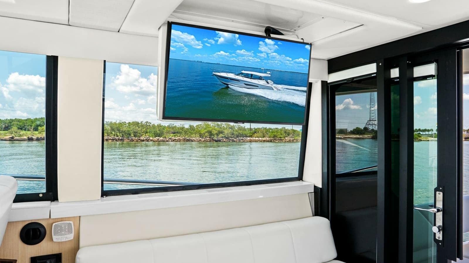 2025 Regal 38 XO - Photo 21