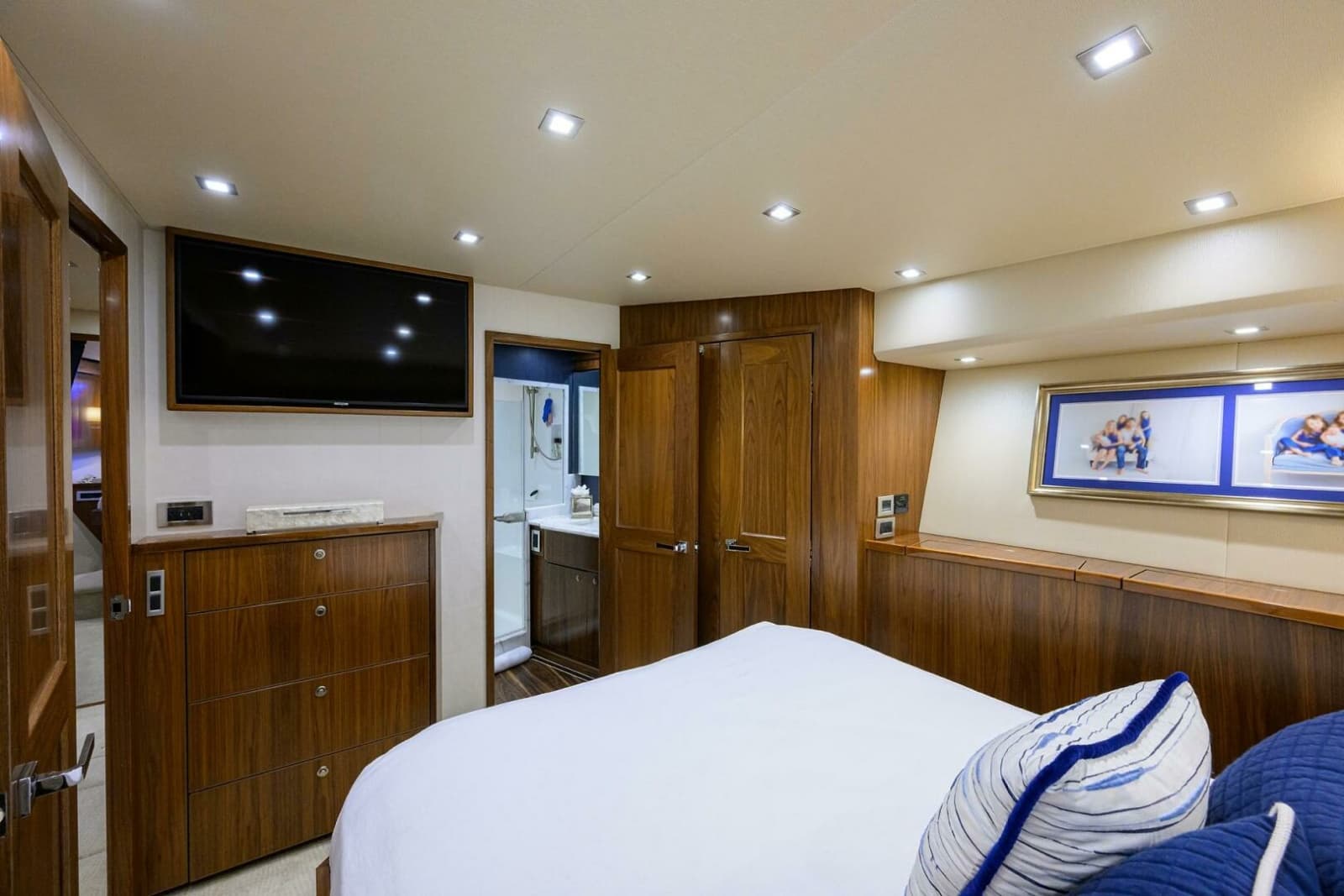 2020 Viking 92 Enclosed Bridge - Photo 28