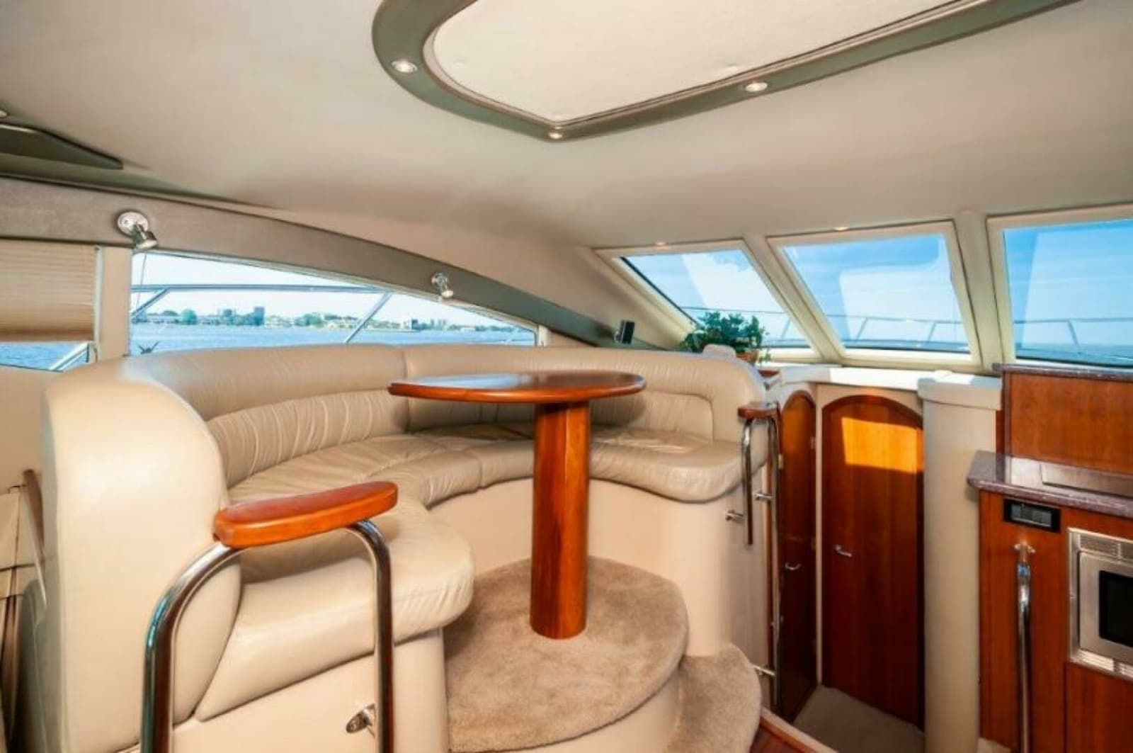 2006 Cruisers Yachts 477 Sport Sedan - Photo 12