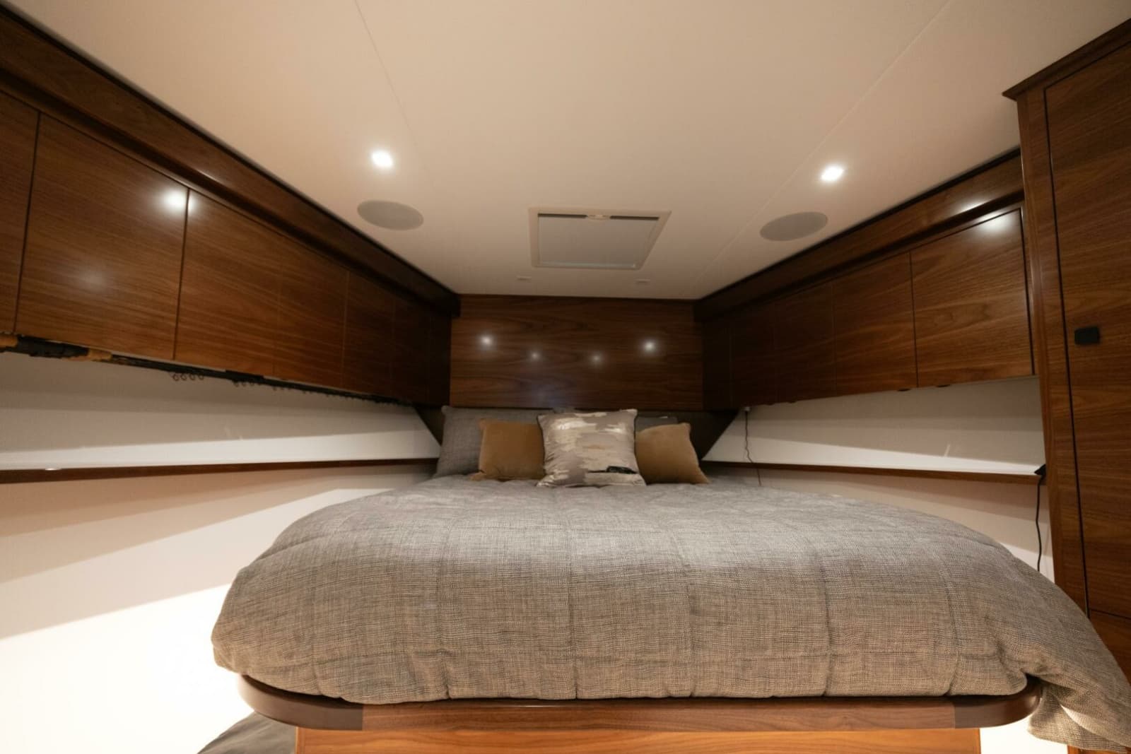 2025 Viking 82 Convertible - Photo 26
