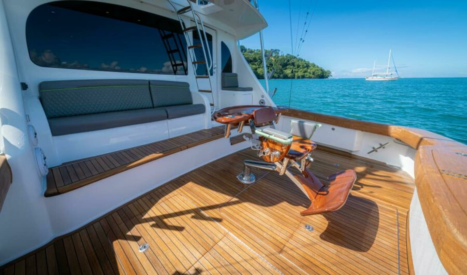2017 Viking 62 Convertible - Photo 32