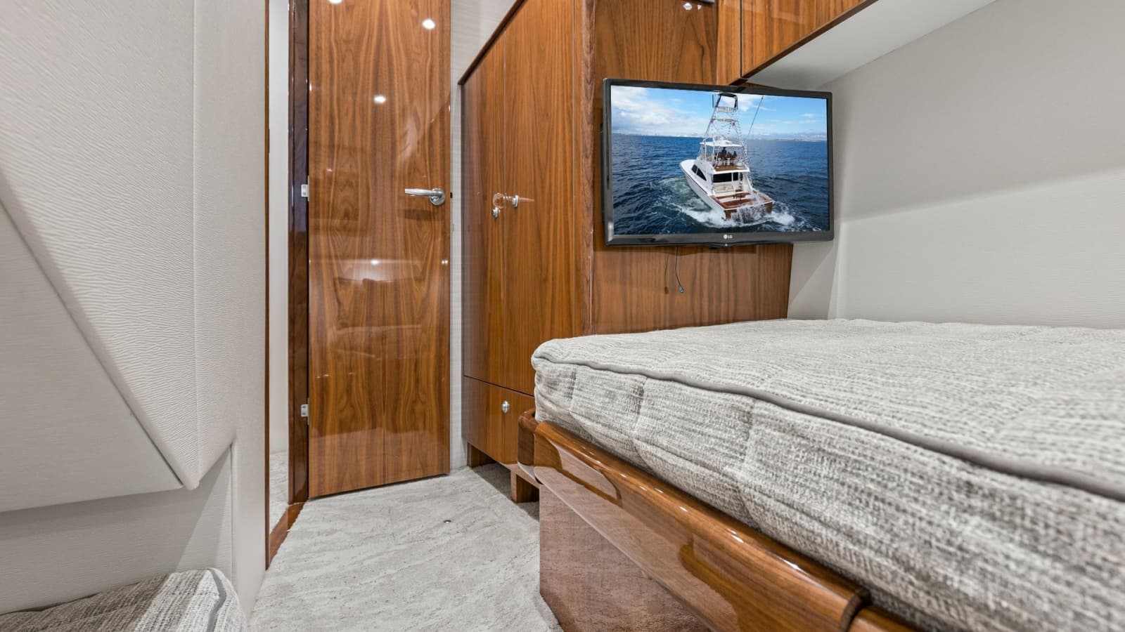 2022 Viking 58 Convertible - Photo 25