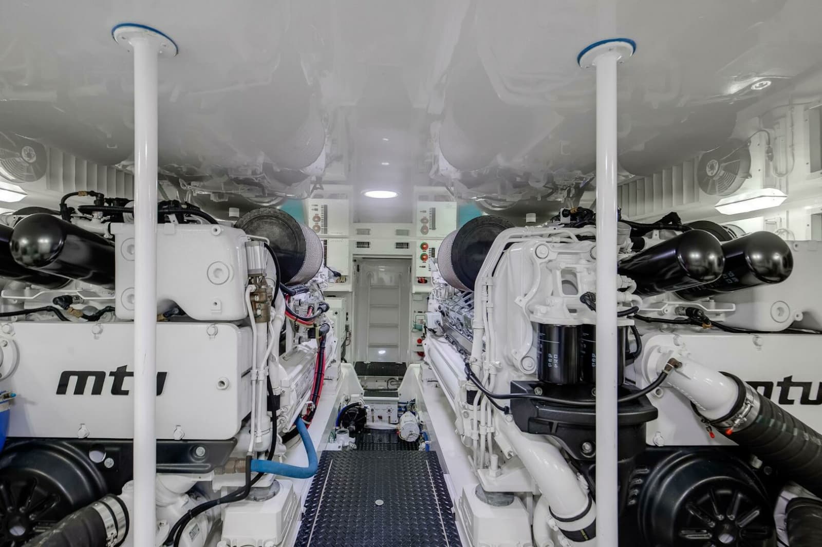 2019 Viking 62 Convertible - Photo 24