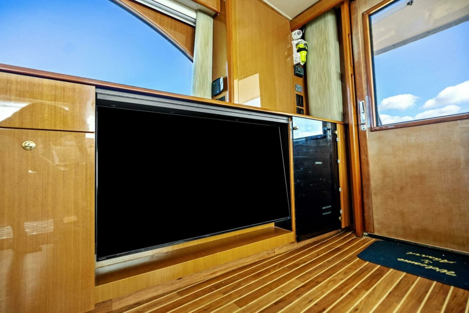 2002 Viking 65 Convertible - Photo 26