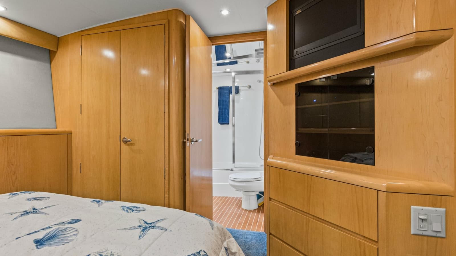 1999 Hatteras 60 Enclosed Bridge Convertible - Photo 17