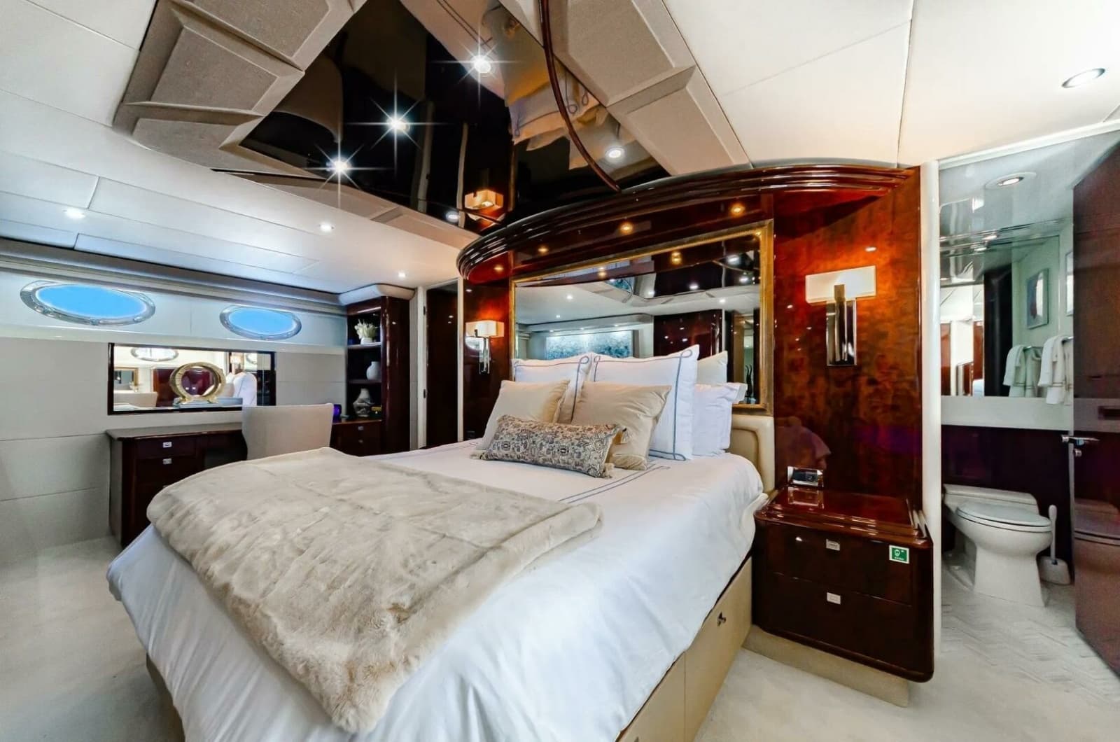 2001 Lazzara Yachts 94 Motor Yacht - Photo 9