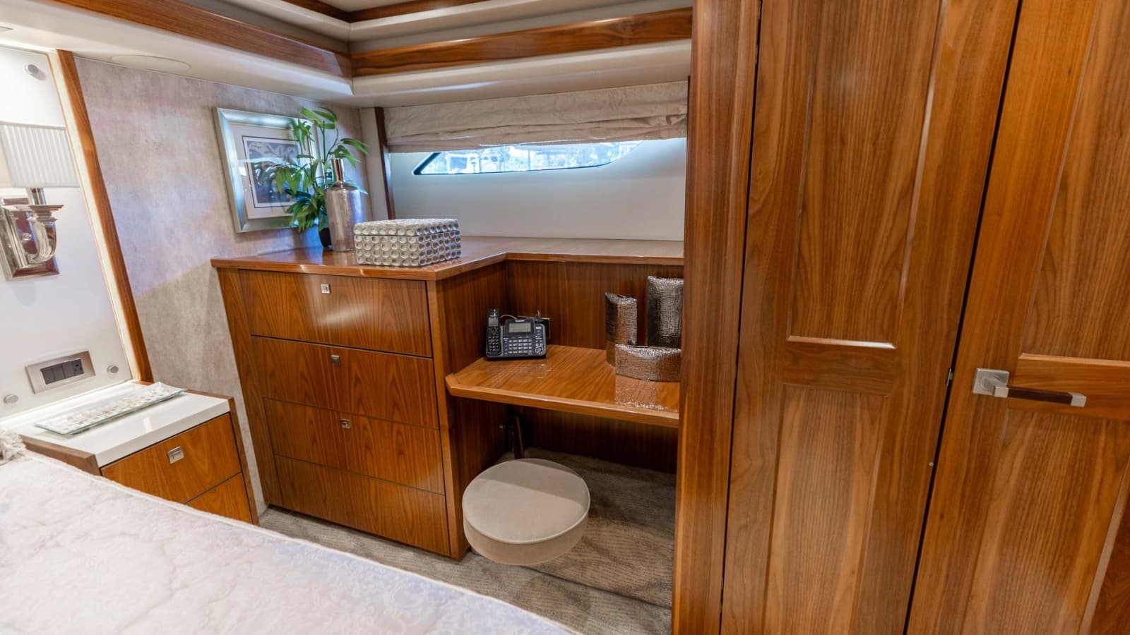 2016 Viking 80 Convertible - Photo 26
