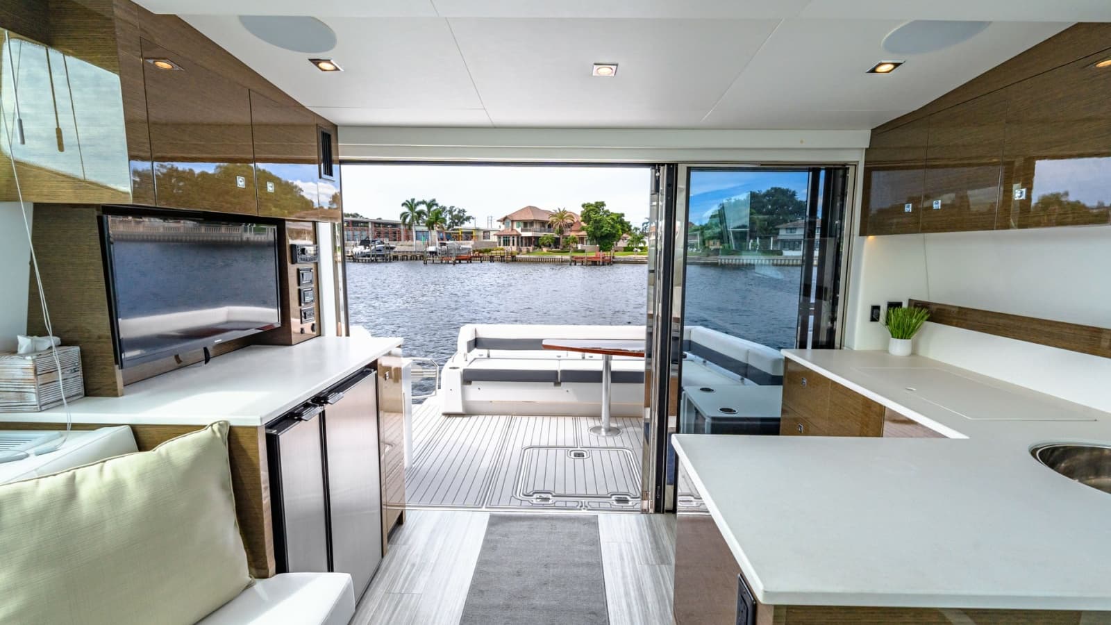 2019 Cruisers Yachts Cantius 46 - Photo 6