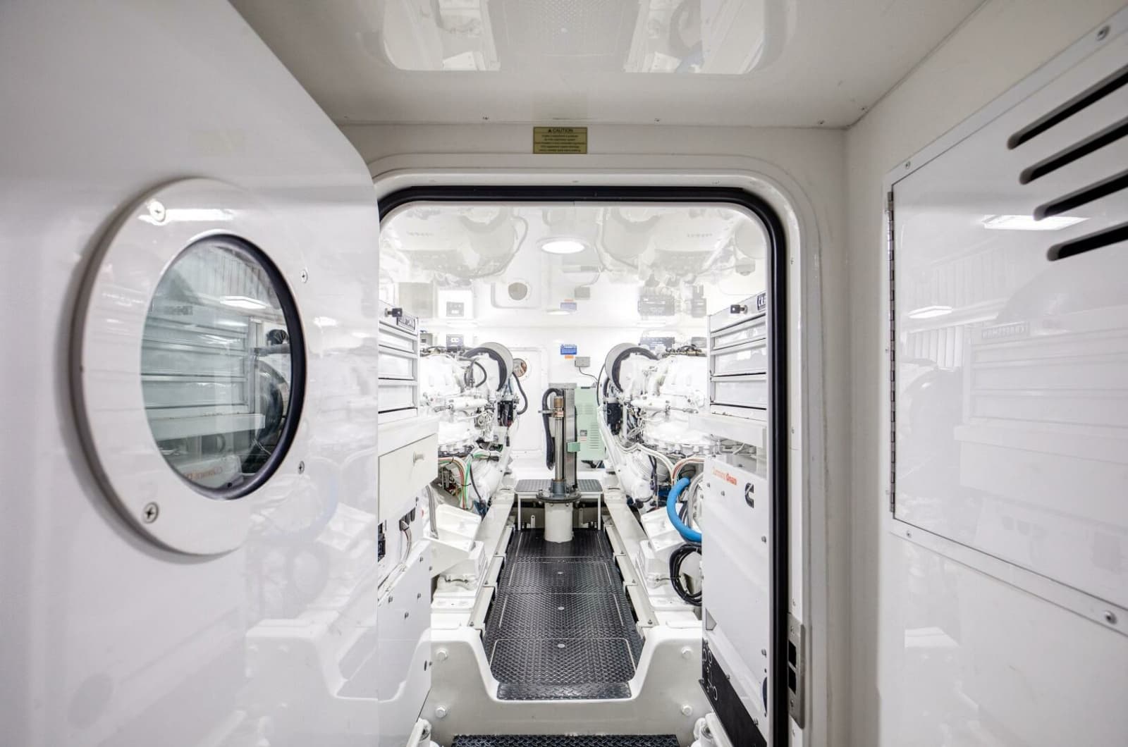 2015 Viking 70 Convertible - Photo 29