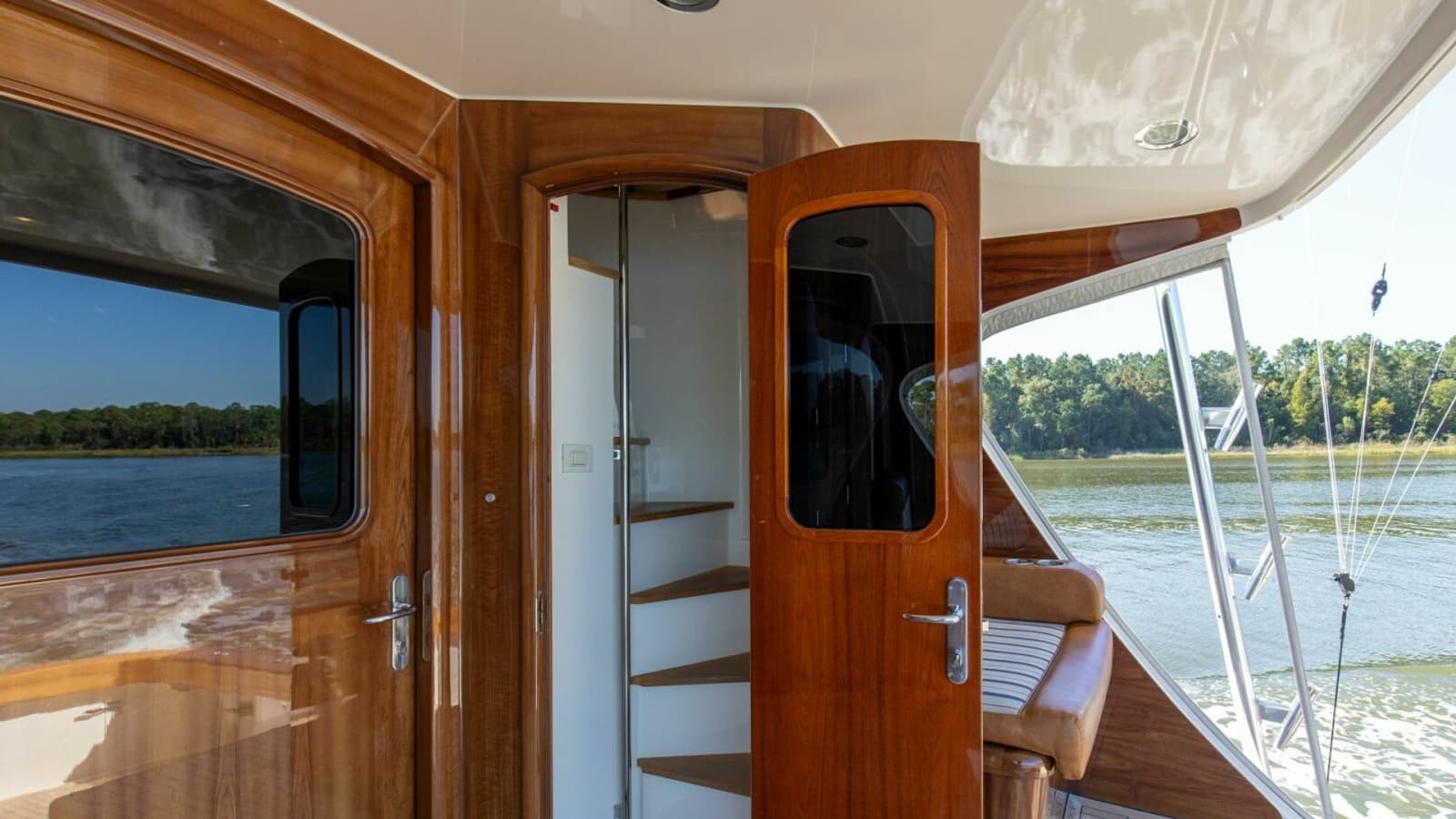 2005 Whiticar 76 Enclosed Bridge - Photo 41