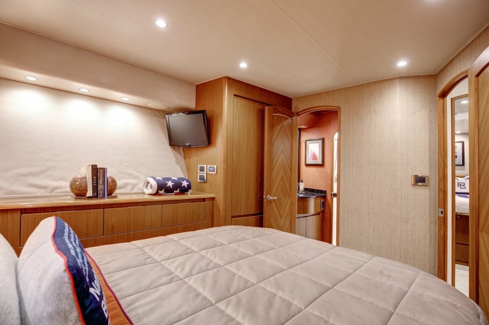 2010 Viking 82 Convertible - Photo 23
