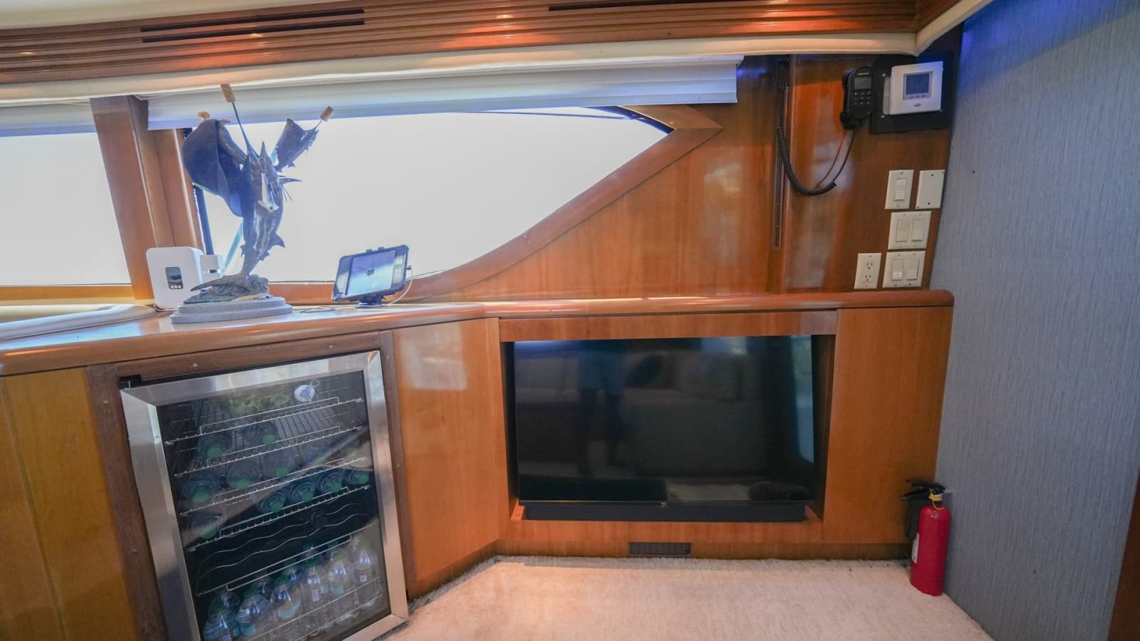 2001 Hatteras 60 Convertible - Photo 4