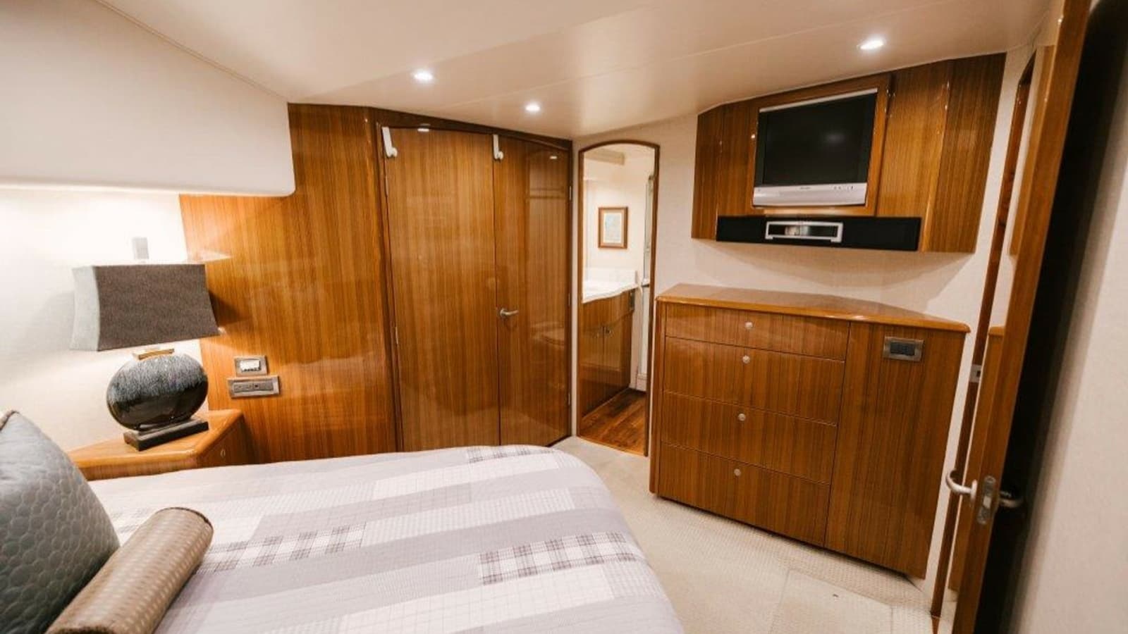 2007 Viking 64 Convertible - Photo 9
