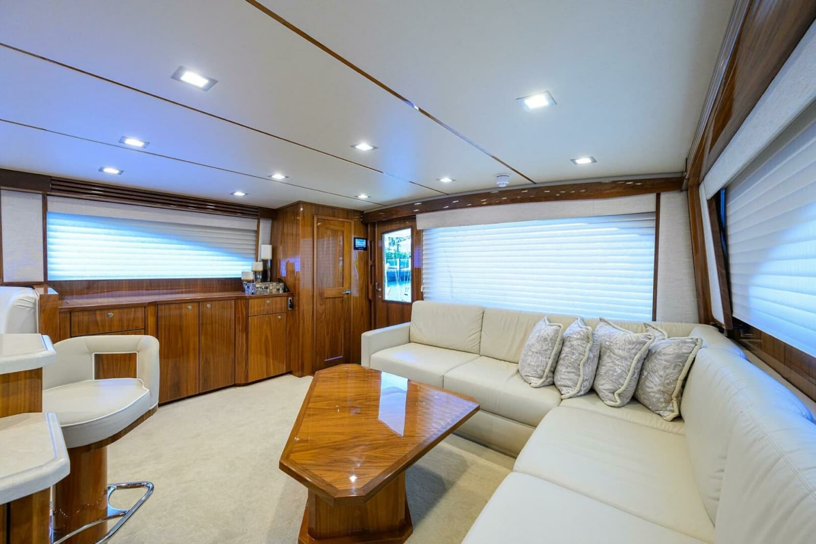 2021 Viking 72 Convertible - Photo 4