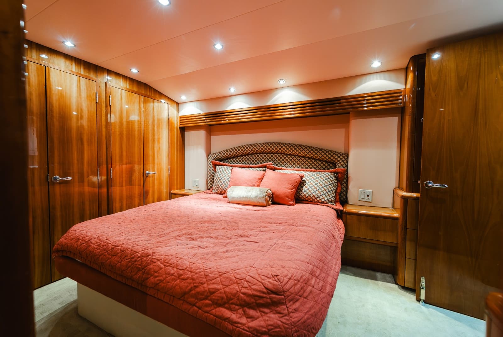 2005 Hatteras 60 Convertible - Photo 10