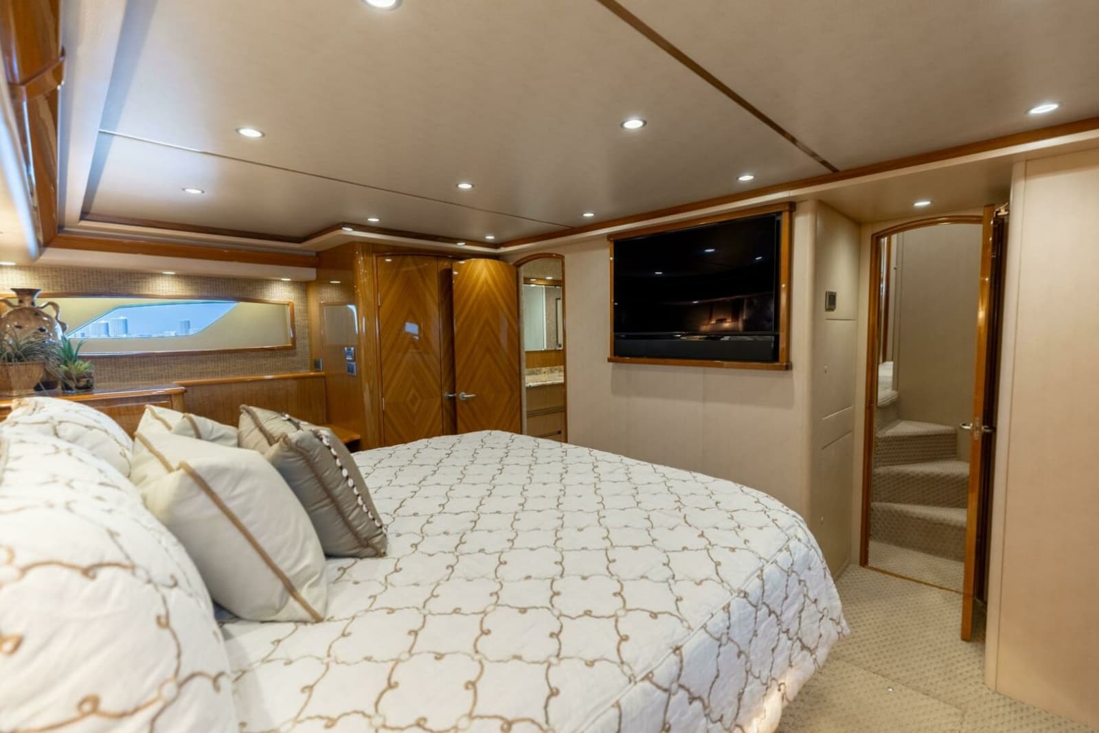 2013 Viking 76 Convertible - Photo 28