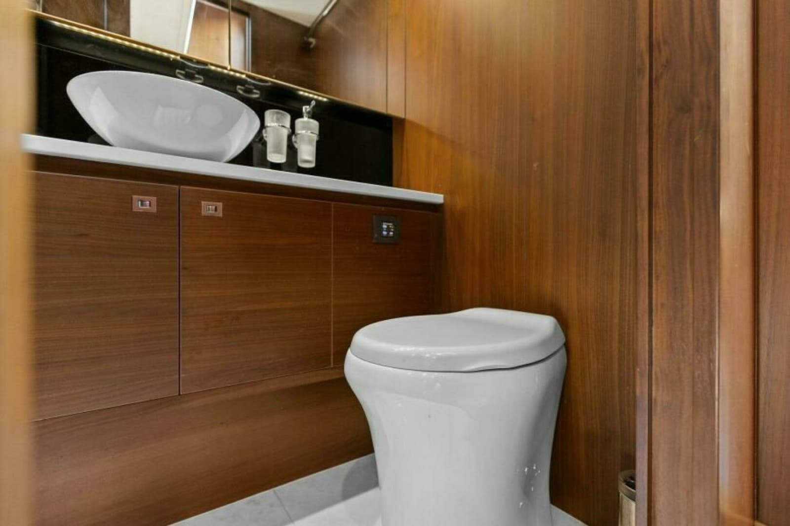 2016 Princess 60 Flybridge - Photo 40