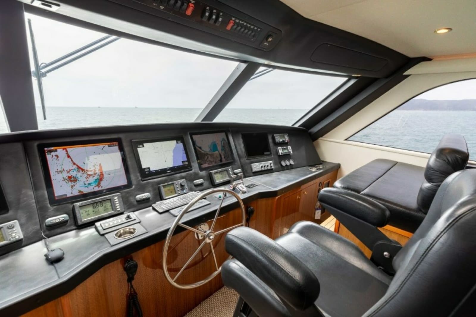 2006 Viking 74 Enclosed Bridge - Photo 2
