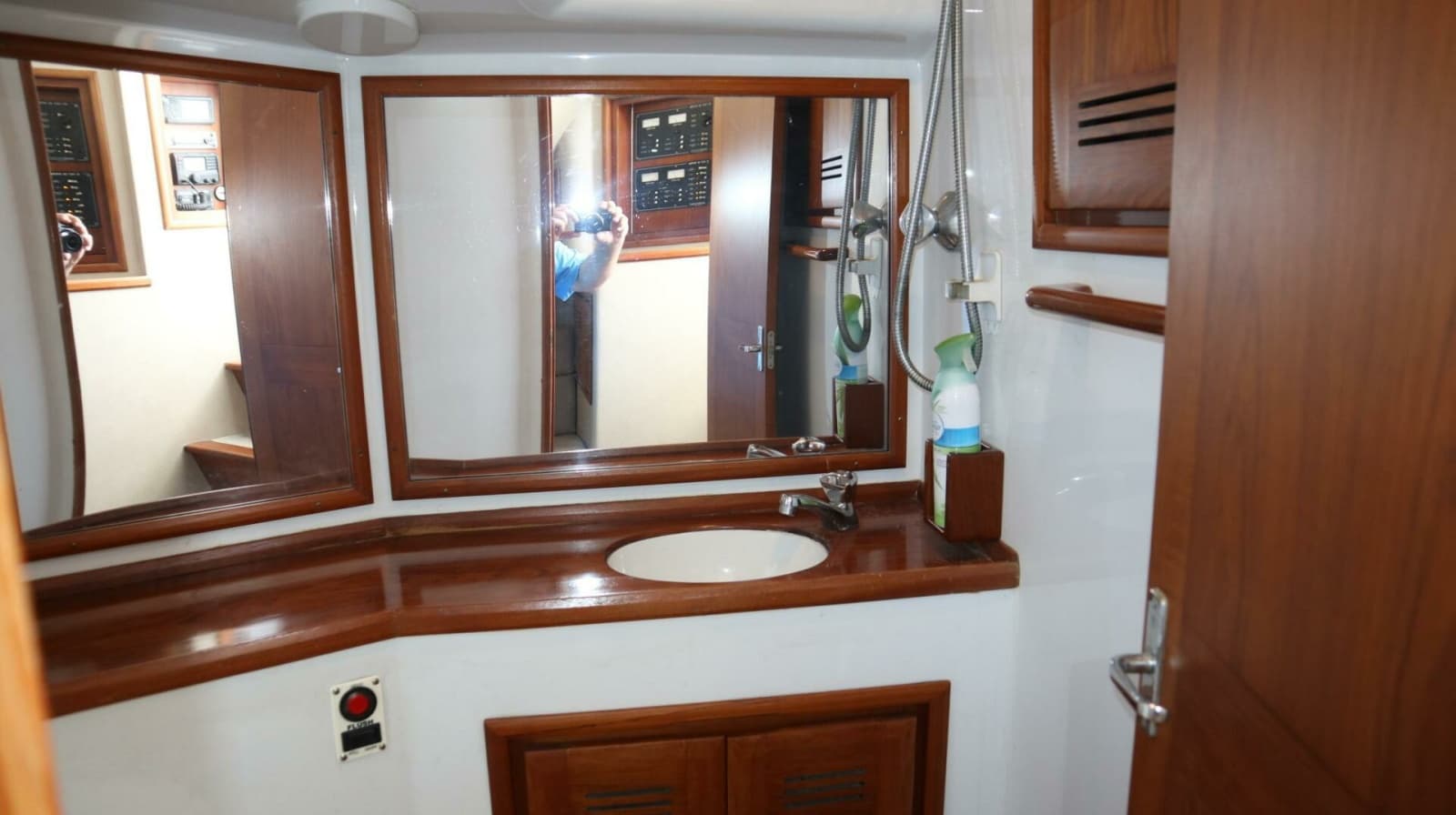 2002 Miller Marine 38 Open - Photo 8