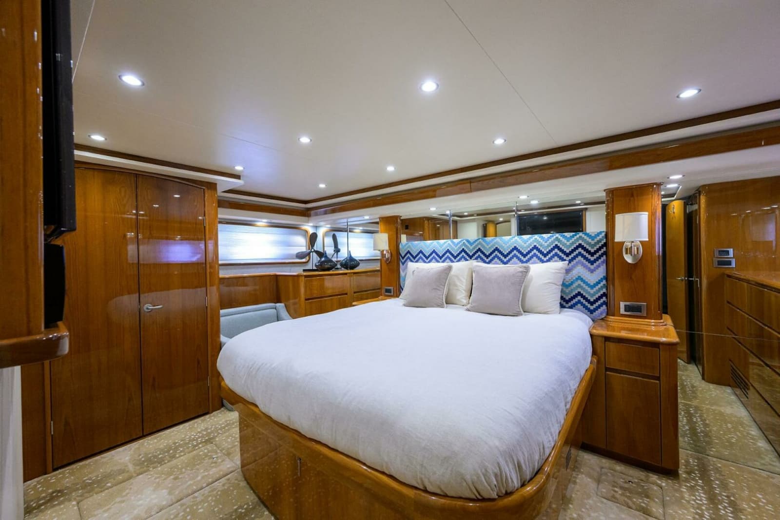 2014 Viking 76 Enclosed Bridge - Photo 23