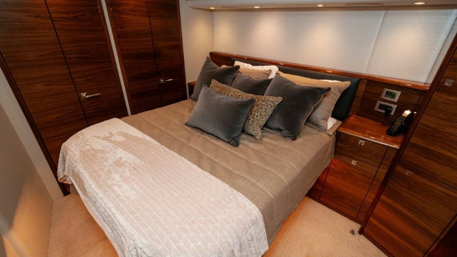 2025 Viking 58 Convertible - Photo 20