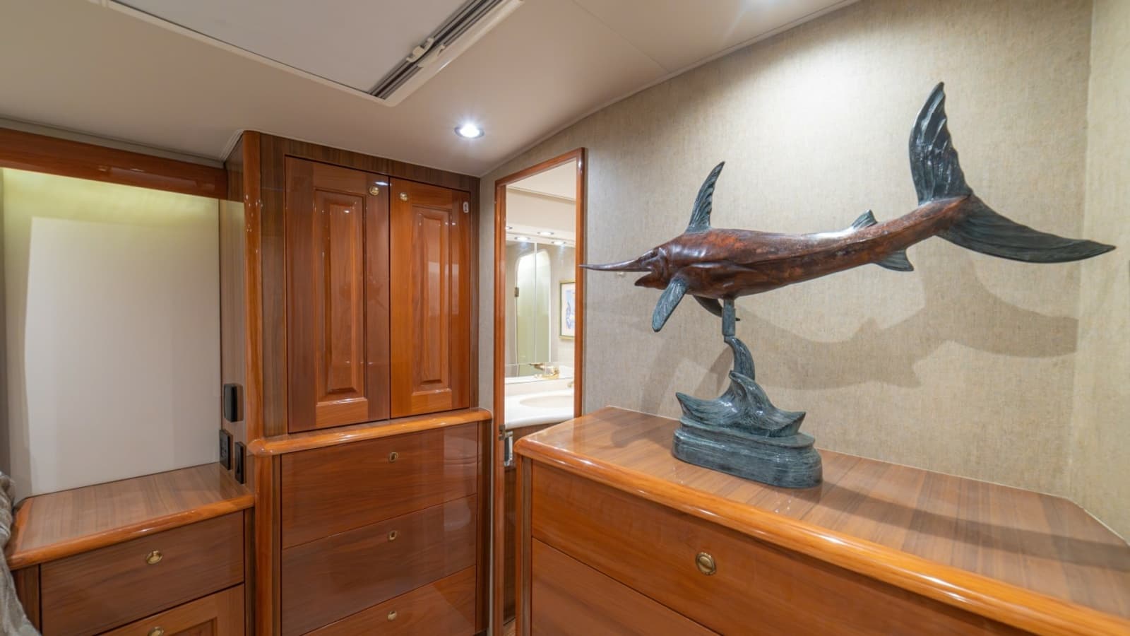 2005 Viking 61 Convertible - Photo 34