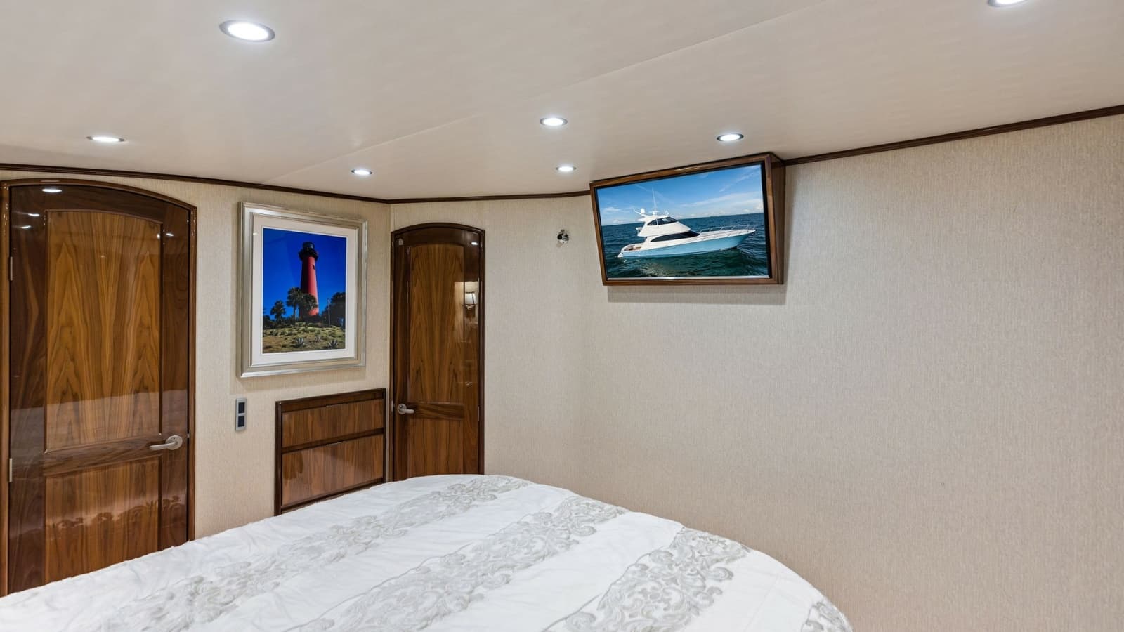 2018 Viking 62 Enclosed Bridge - Photo 39