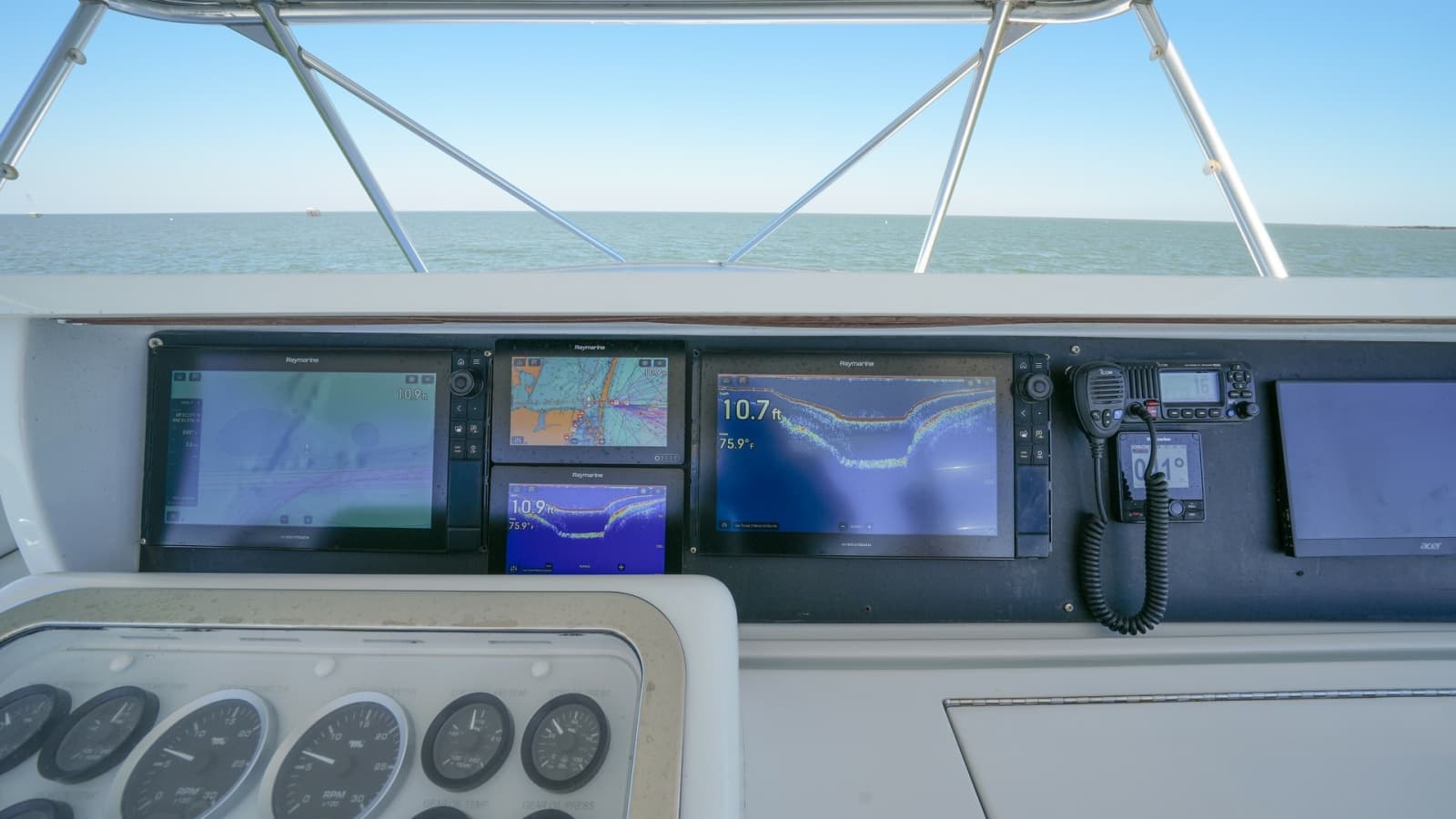 2001 Hatteras 60 Convertible - Photo 33