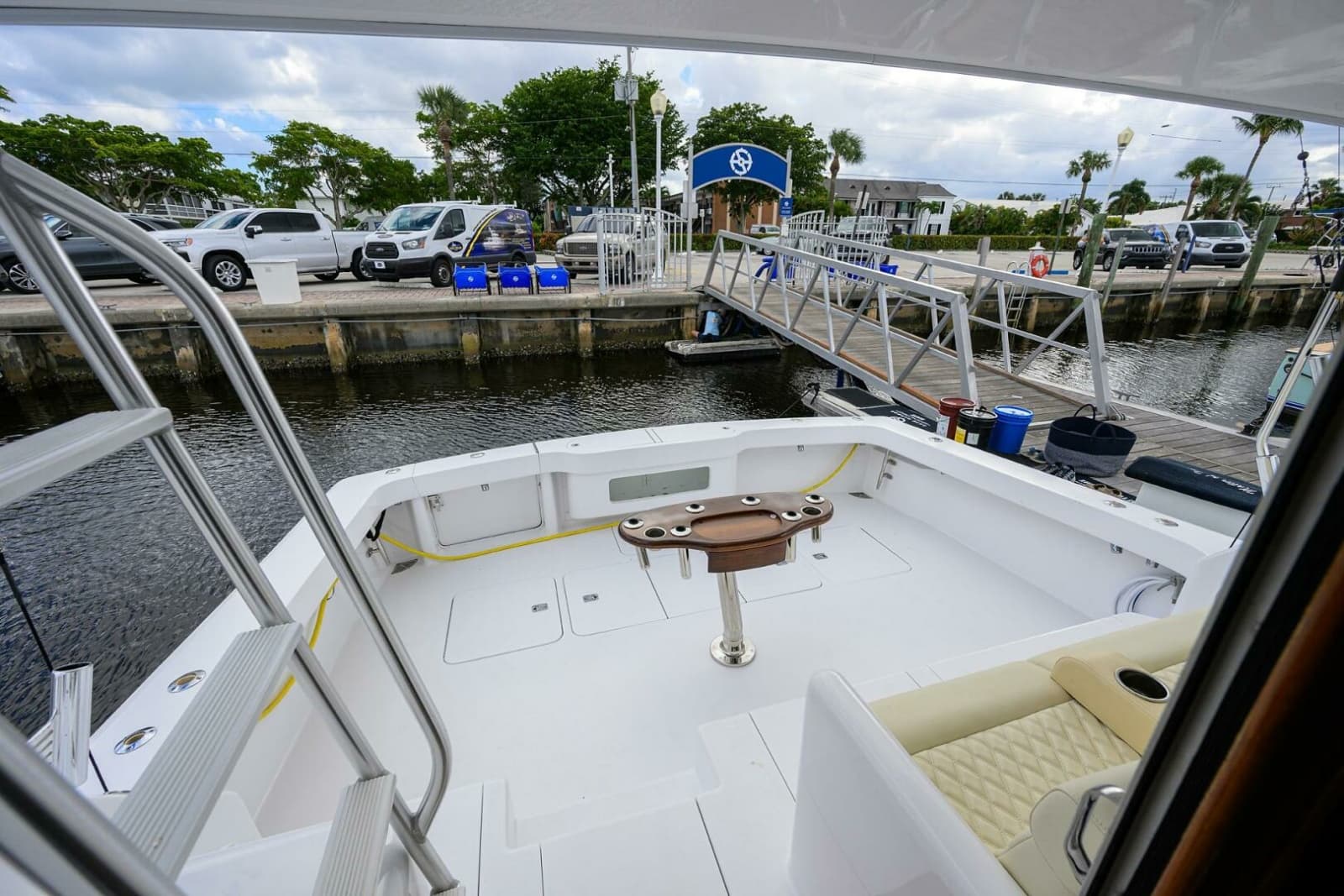 2004 Viking 56 Convertible - Photo 28