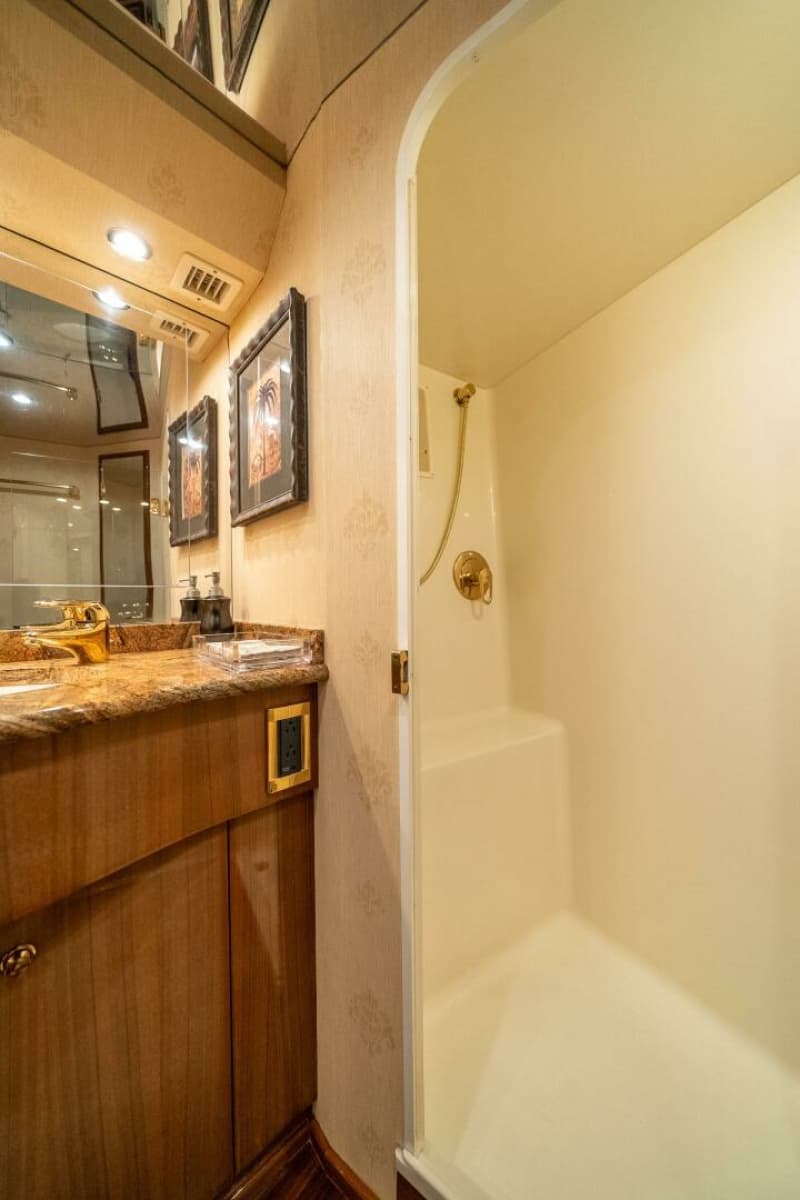 2006 Viking 68 Convertible - Photo 33