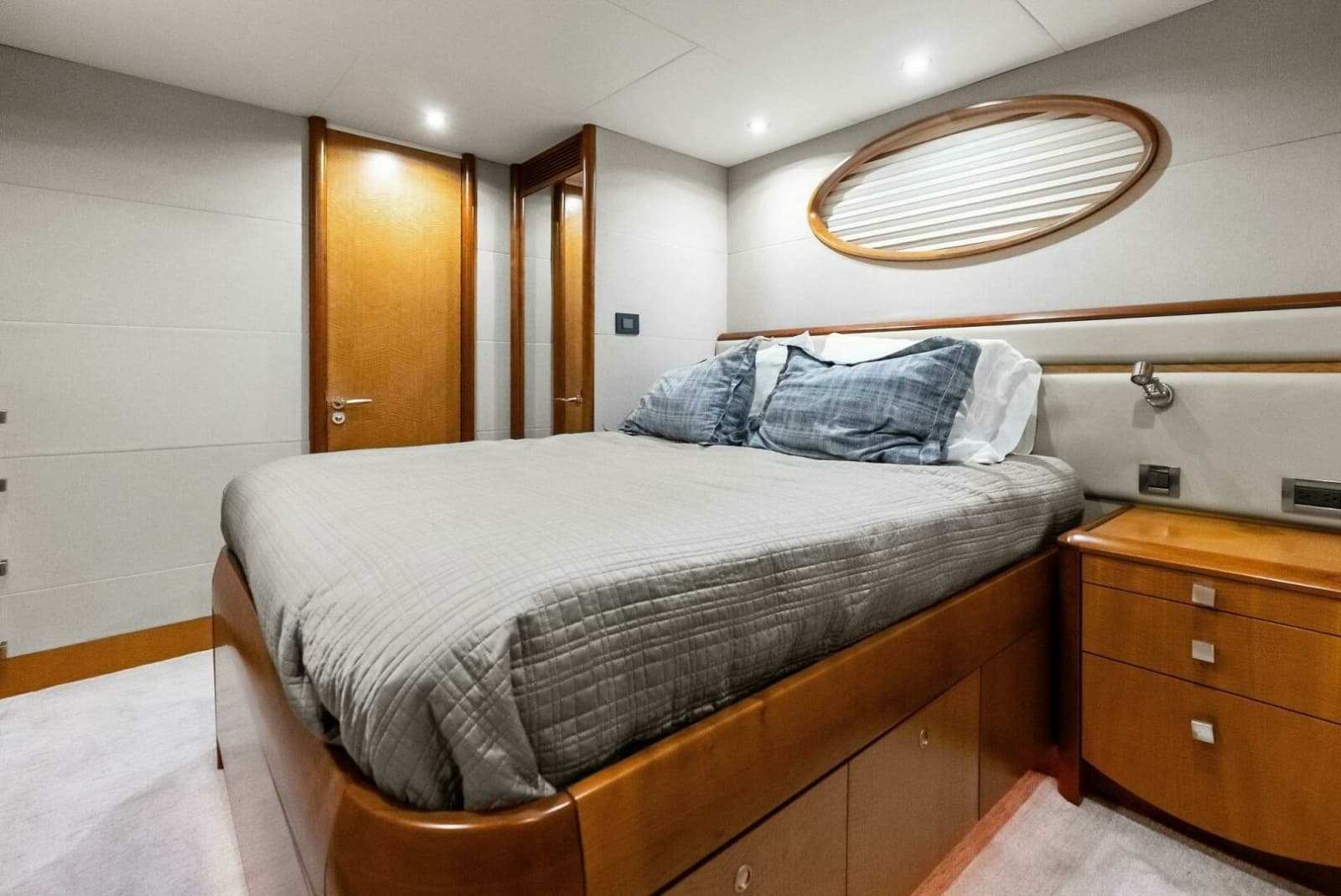 2006 Lazzara Yachts 84 Skylounge - Photo 121