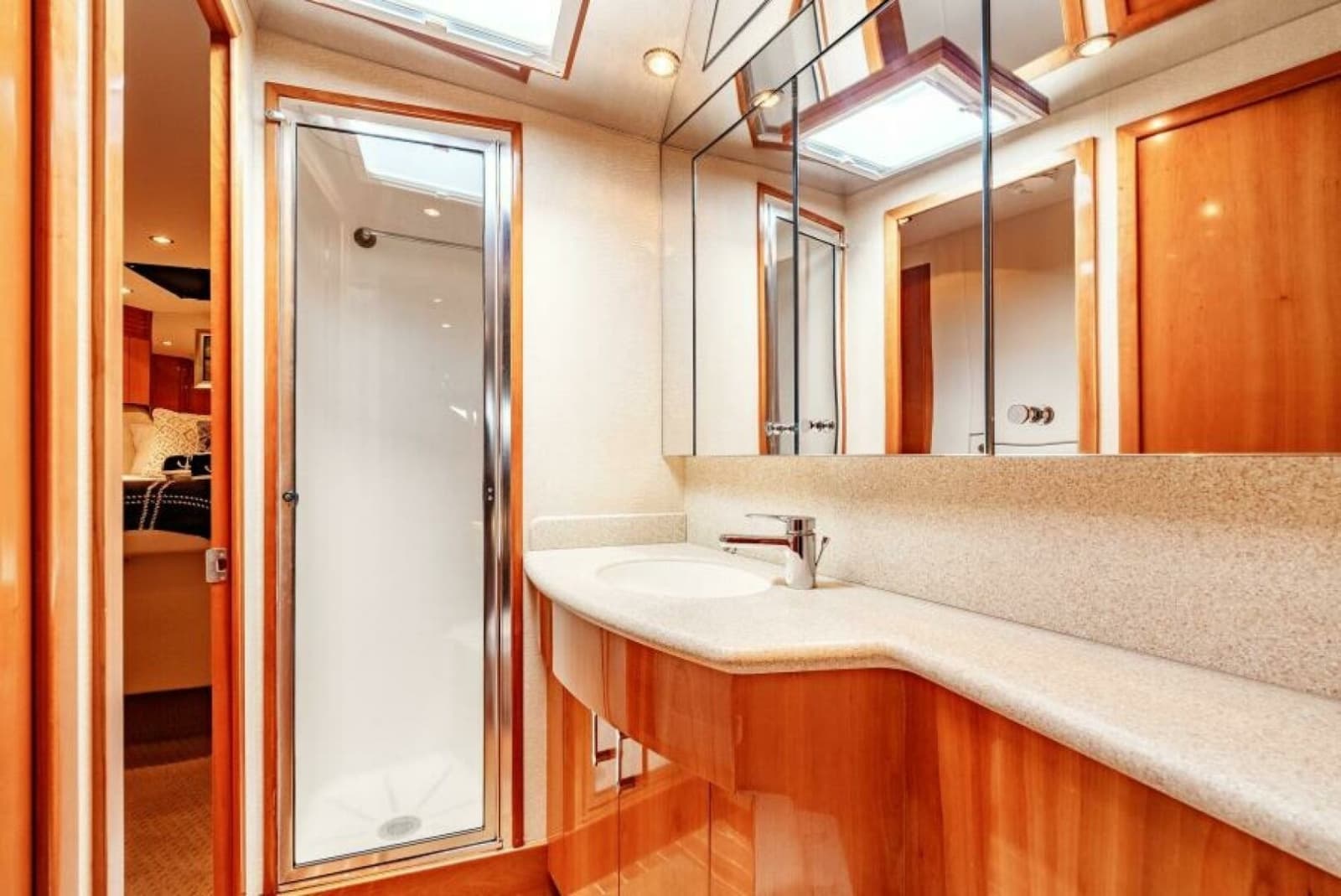 2004 Hatteras 54 Convertible - Photo 24