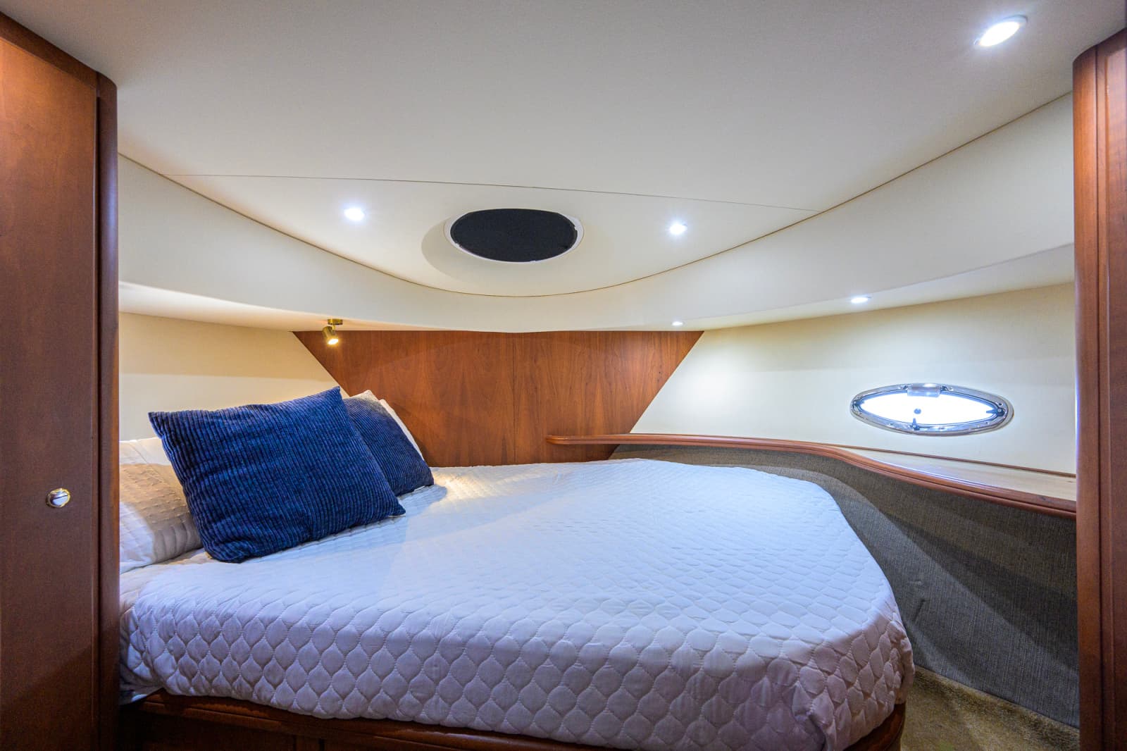 2005 Silverton 39 Motor Yacht - Photo 46